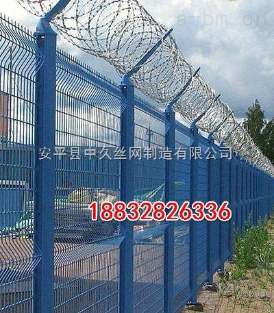 湖北护栏网 喷塑球场围栏网铁路防护栅栏绿色铁丝隔离护栏网
